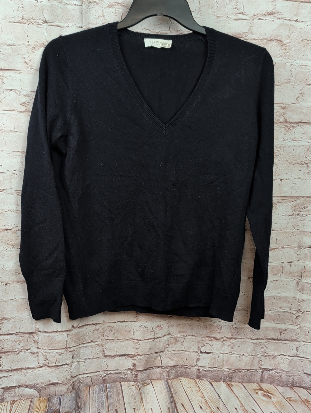 Everlane Men V-Neck Cashmere Sweater in Black